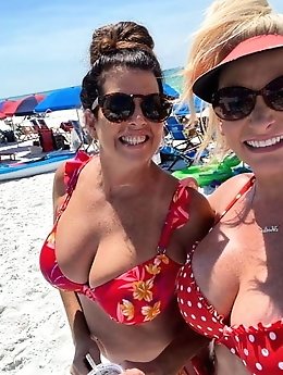 Old mom is showing her hot ass on camera