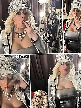 The elderly woman likes a big dick very much.