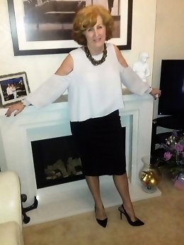 European mature woman gets her cunt hammered