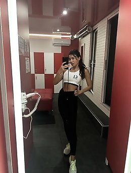 Babe in sexy leopard lingerie shoots herself on camera