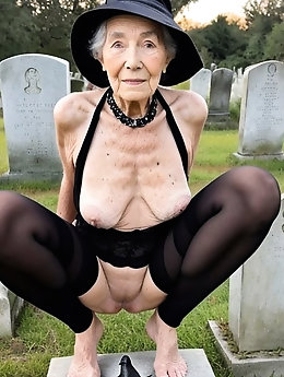 Ultra-sexy cougar is spreading her pussy for money