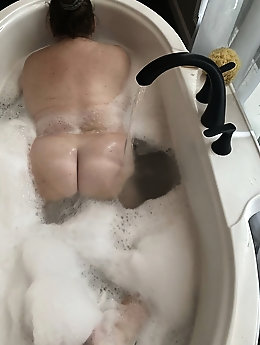 A mature wife receives semen in her mouth