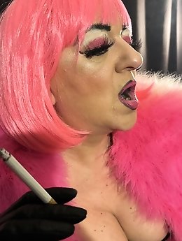 Curvy older women are posing naked for pictures