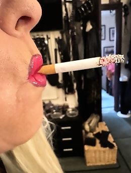 Black lipstick makes a mess when blowing a guy s dick