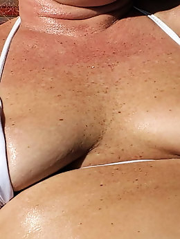 Aged women are spreading their lips for fun