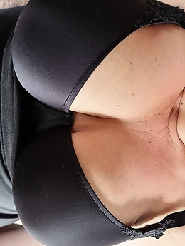 Older damsel is posing nude on picture