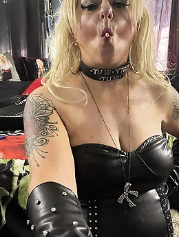 Aged chicks put on provocative bra