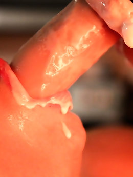 Lusty older GF is exposing her hot curves on pics